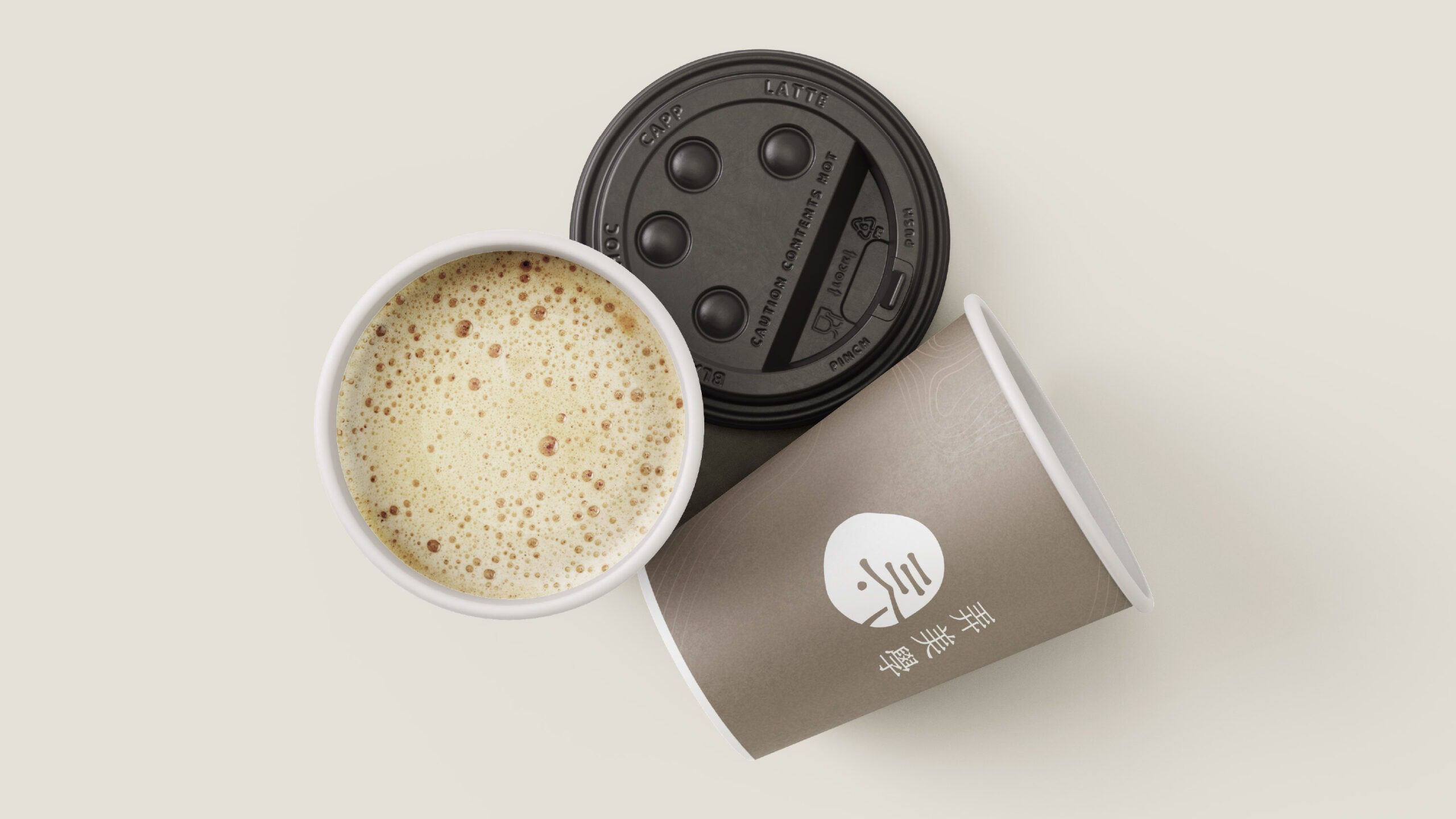 盛裝咖啡時的弄美學紙杯，展現品牌識別於使用情境中的應用
