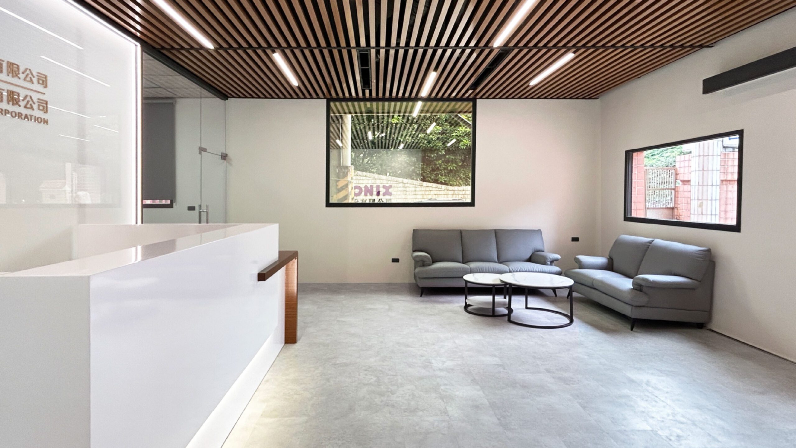 接待櫃檯與沙發等候區整體空間設計，結合品牌識別與舒適氛圍