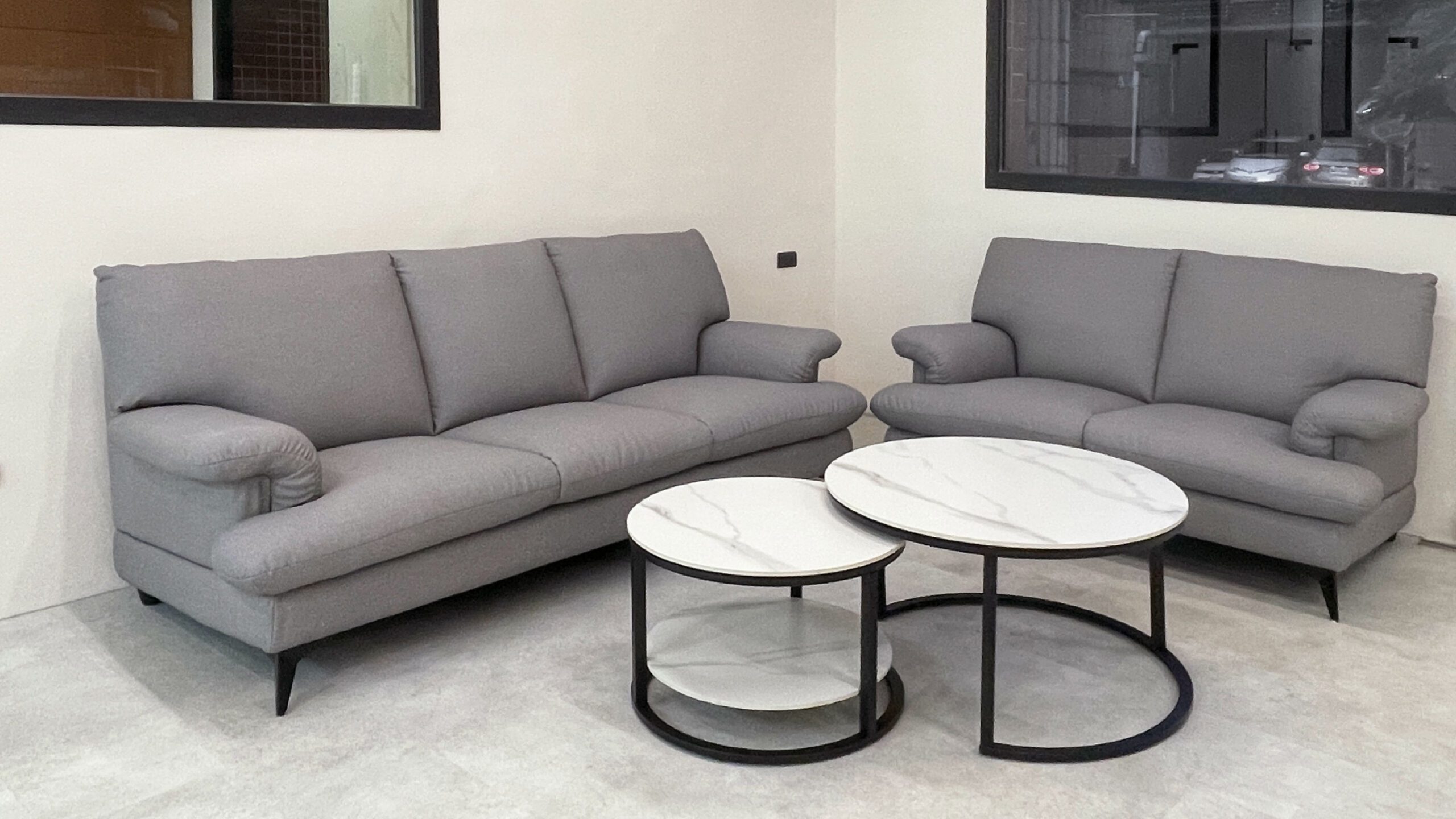 簡約風格沙發區設計，搭配企業色系與選品擺設