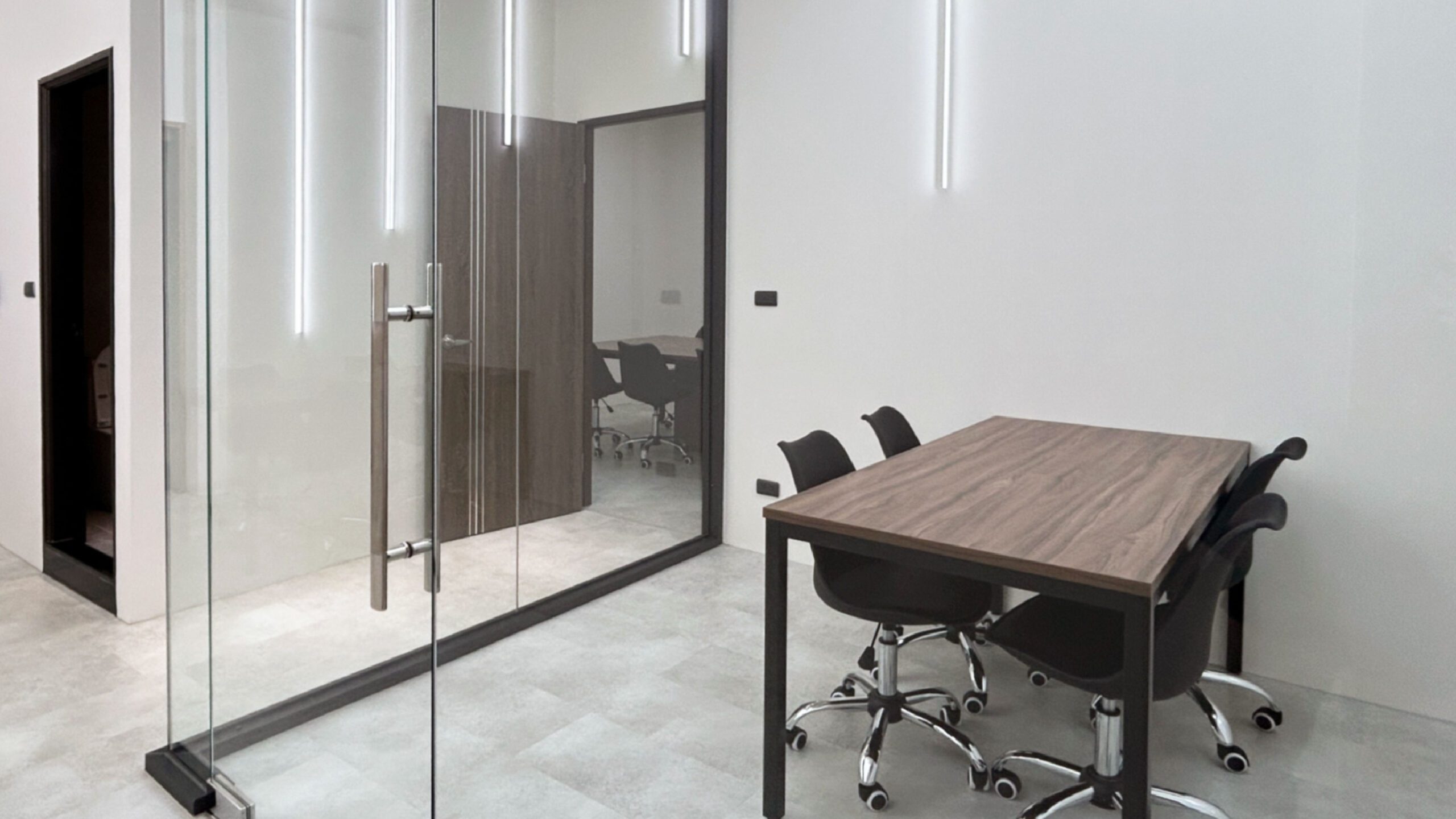 玻璃隔間會議空間，透明材質創造明亮與通透視覺