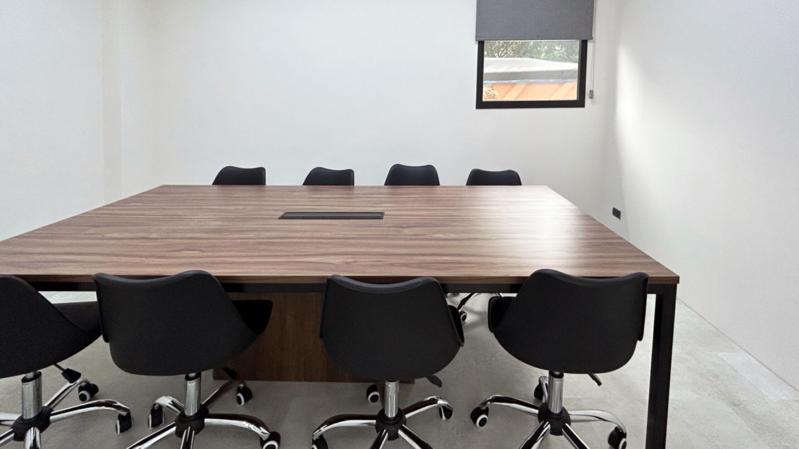 會議室內配置帶插座的展示型會議桌，方便交流與簡報