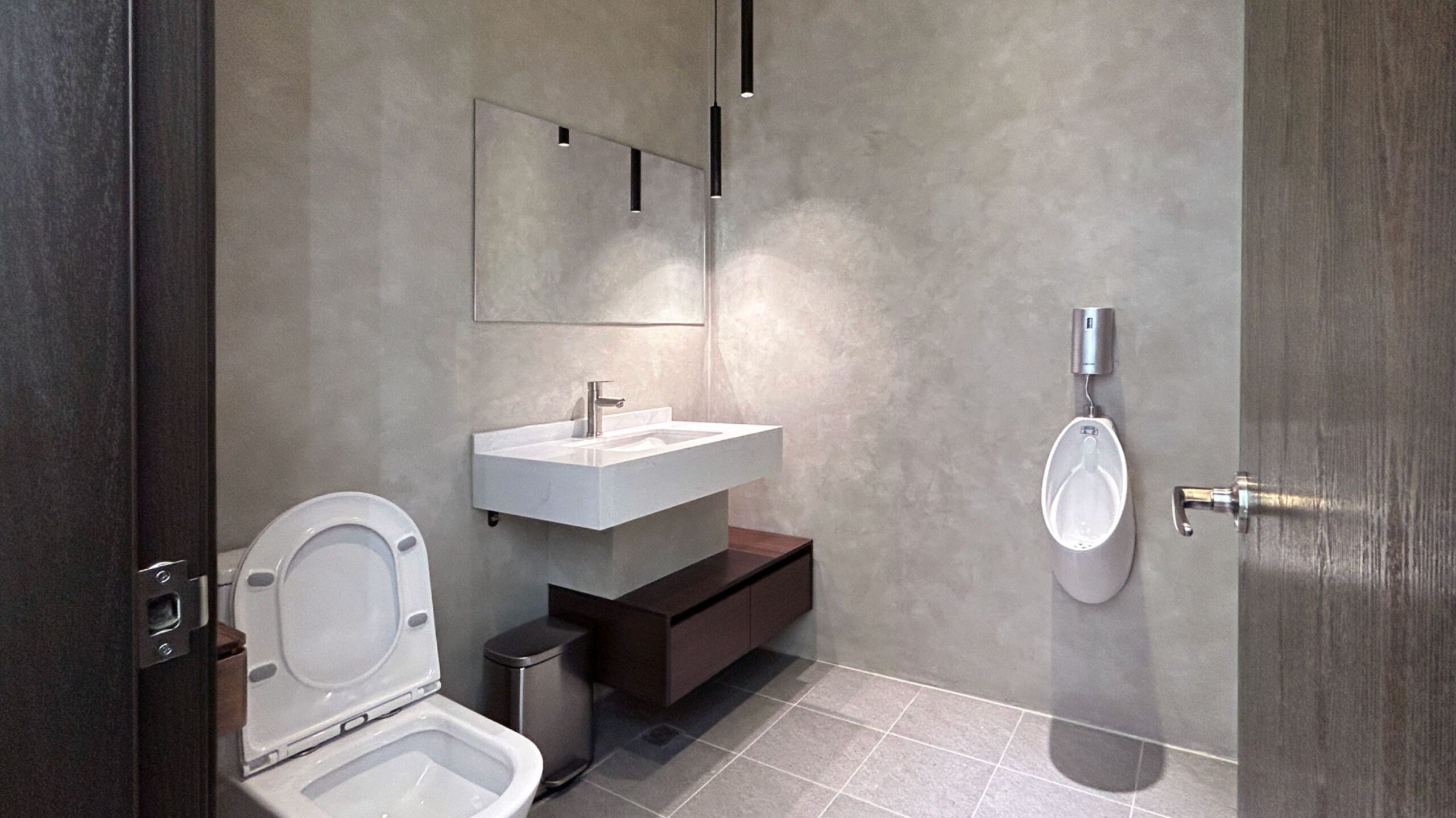 洗手間空間展示仿水泥藝術漆與陶瓷、木紋材質搭配，整潔現代