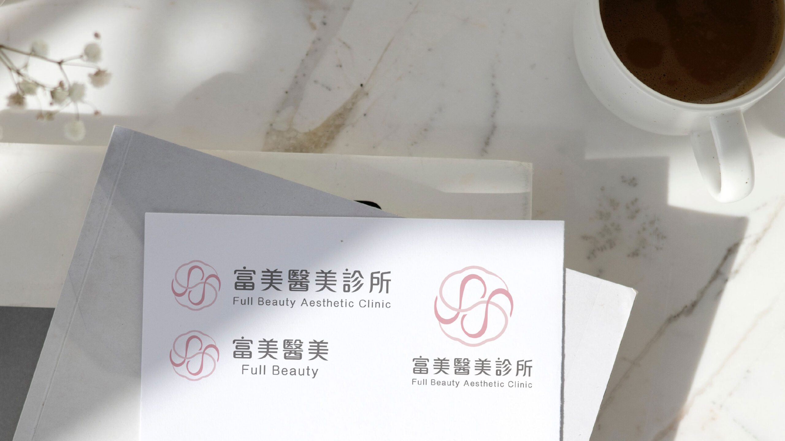 富美醫美品牌LOGO變化版本展示，保留主體結構適應橫式與小尺寸