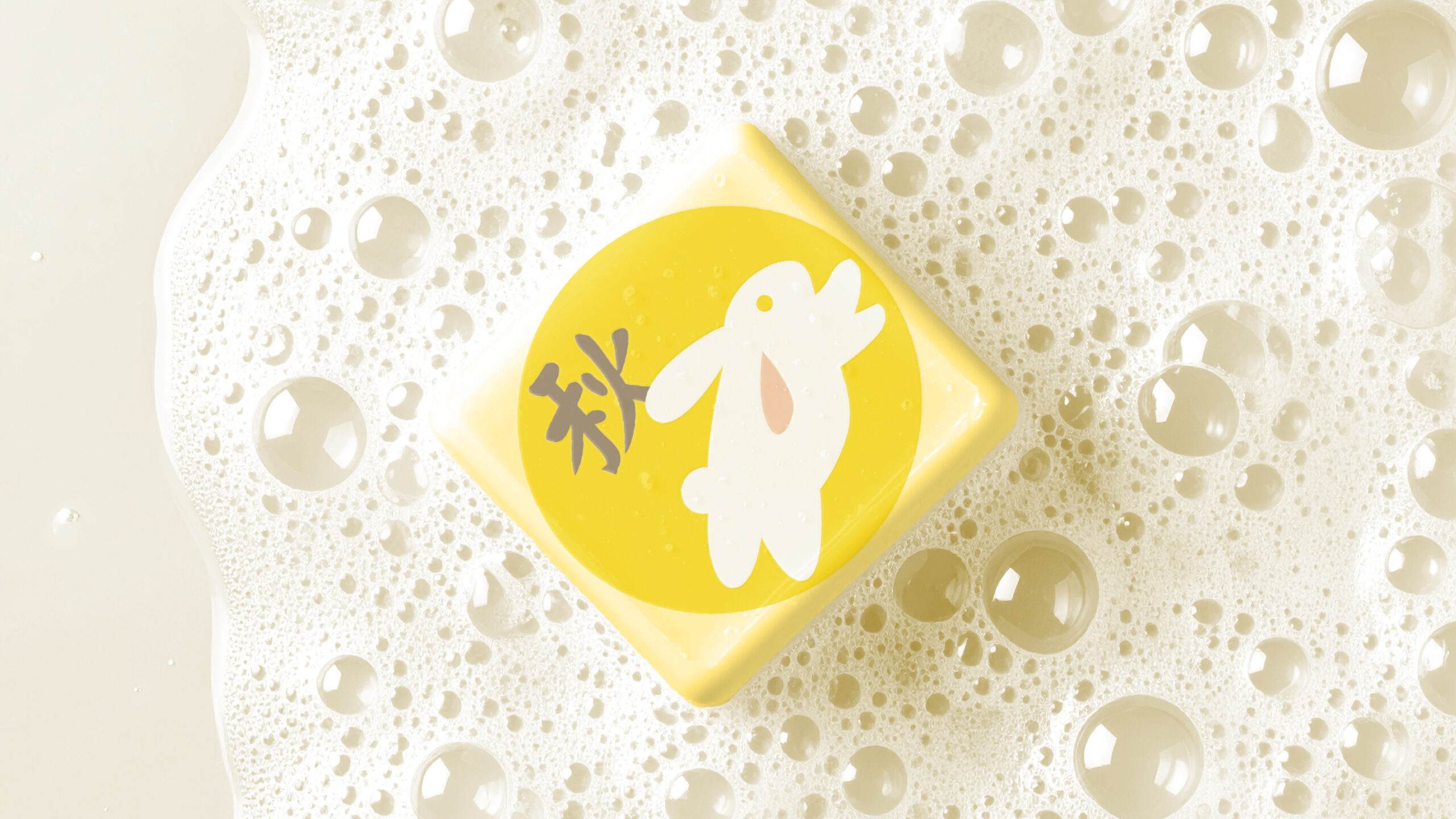 月兔圖案手工皂打濕後泡泡上呈現的設計細節