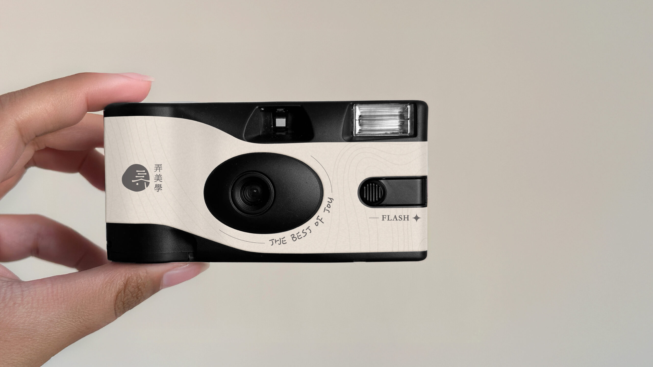 弄美學診所品牌即可拍相機機身設計手拿情境展示