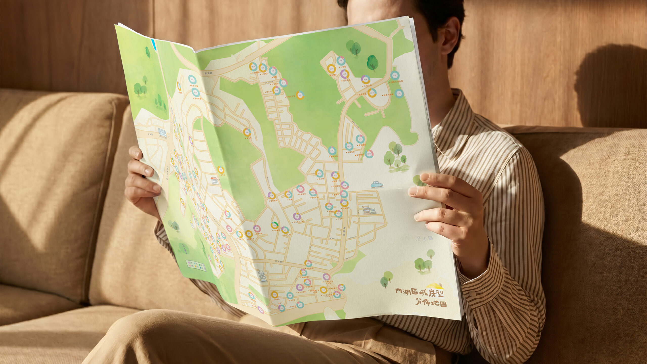 手持台灣房屋 A1 地圖海報，展示內湖一至三期重劃區房型分佈與生活圈細節