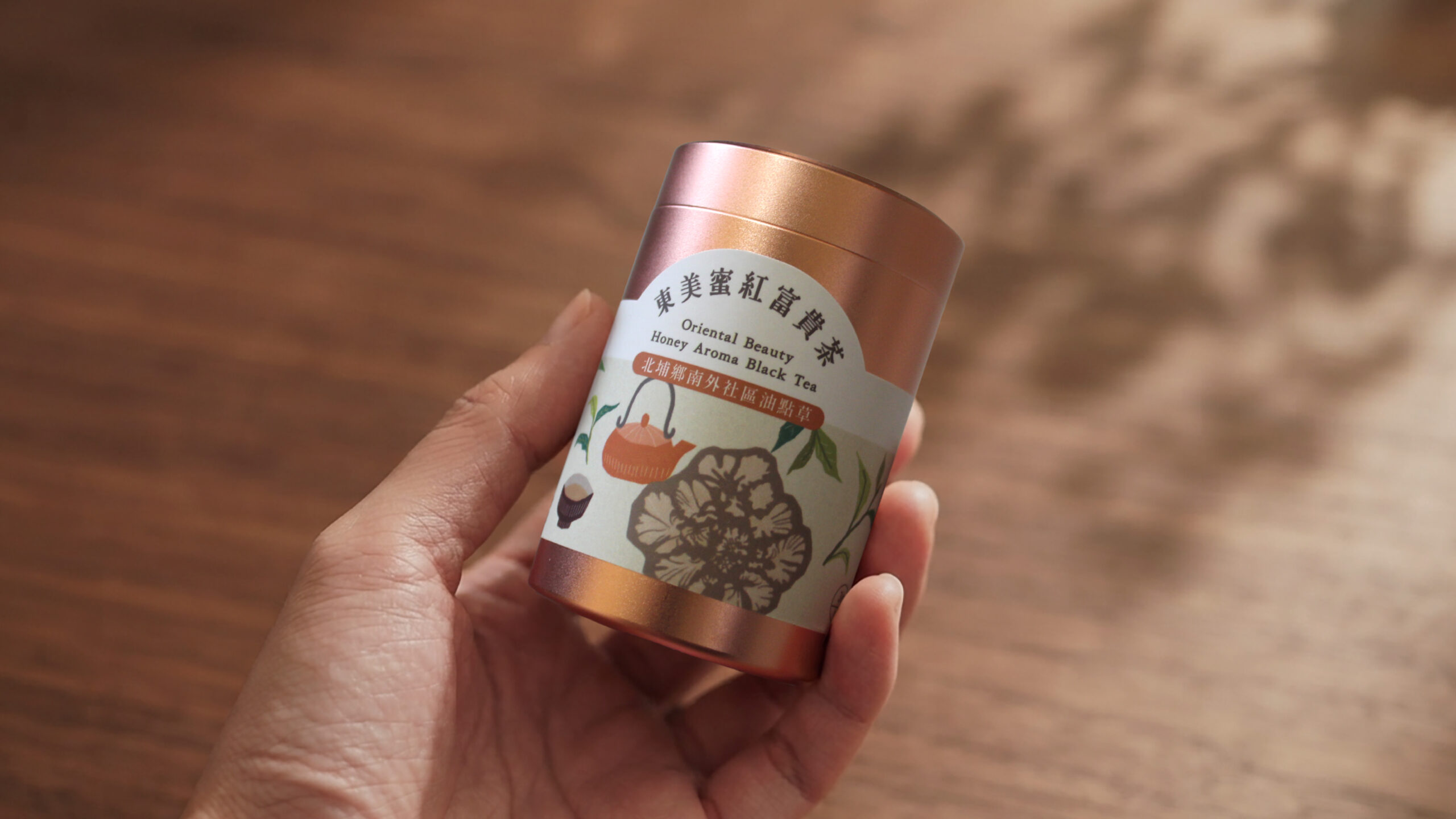 新竹縣竹茗香丰茶禮其中一款小茶罐標籤特寫，印有東美蜜紅富貴茶與北埔茶園風景